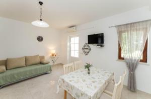 TV a/nebo společenská místnost v ubytování Apartments with parking space Povljana, Pag - 232