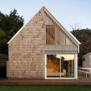 una pequeña casa con techo en una cubierta en The Hillside Project, en Frankston South