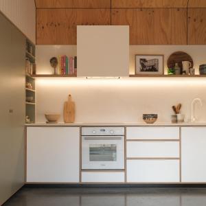 Una cocina con gabinetes blancos y un horno. en The Hillside Project, en Frankston South 10 fotos más