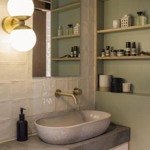 un baño con lavabo y espejo en The Hillside Project, en Frankston South