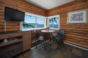 TV a/nebo společenská místnost v ubytování Rockwater Secret Cove Resort