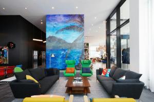 ロサンゼルスにあるcitizenM Los Angeles Downtownのソファとテーブルのあるリビングルーム