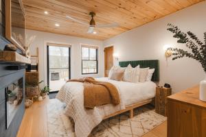 ein Schlafzimmer mit einem Bett und einem Kamin in der Unterkunft Paddle Point in West Milford + 77 Fotos