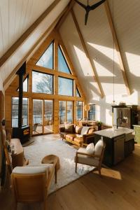 ein Wohnzimmer voller Möbel und einem großen Fenster in der Unterkunft Paddle Point in West Milford