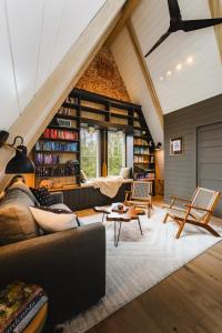 ein Wohnzimmer mit einer Couch und einem Bücherregal in der Unterkunft Paddle Point in West Milford