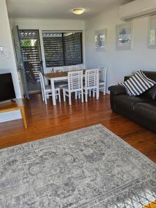 Posezení v ubytování Oceanfront Sandy Beach Couples Getaway + 18 fotografií