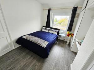 Ένα ή περισσότερα κρεβάτια σε δωμάτιο στο 204 Porters Avenue, Dagenham