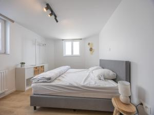 Miami WijkにあるHoliday Home in Middelkerke near beachの白いベッドルーム(大型ベッド1台付) +29枚の写真