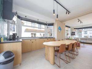 Miami WijkにあるHoliday Home in Middelkerke near beachの木製のテーブルと椅子のある広いキッチン