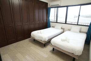 En eller flere senge i et værelse på Guest house ENJOY