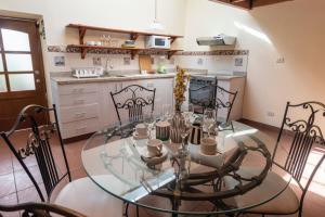 a dining room with a glass table and chairs at Hermoso Apartamento in Cusco