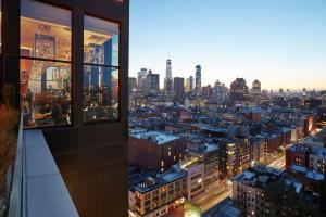 widok na panoramę miasta z wieżowca w obiekcie citizenM New York Bowery w Nowym Jorku