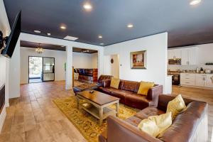 Χώρος καθιστικού στο Hillside Hideaway ~ Dog-friendly home with wraparound deck, grill, game room, & bar - walk to dining