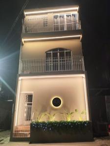 a building at night with lights on it at Studio 203 para a Cop 30 in Belém