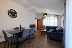 uma sala de estar com uma mesa e um sofá em Family-friendly apartments with swimming pool Ljubac, Zadar - 14148 em Krneša