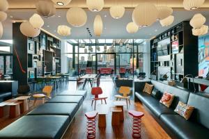 un restaurante con sofá, sillas y mesas en citizenM Boston North Station, en Boston