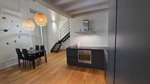 BG Suite في بيرغامو: مطبخ مع طاولة وموقد الفرن العلوي +17 صورة