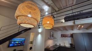 BG Suite في بيرغامو: مصباحين معلقين من السقف في الغرفة