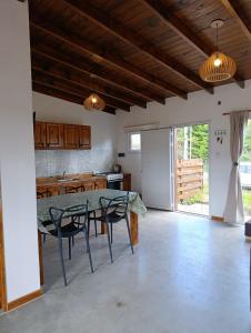 a kitchen and dining room with a table and chairs at Cabaña Zona Las Brusquitas in Miramar