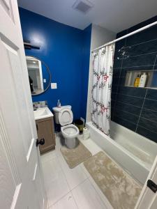 Ένα μπάνιο στο Entire Apartment near by NYC, EWR and Met Life