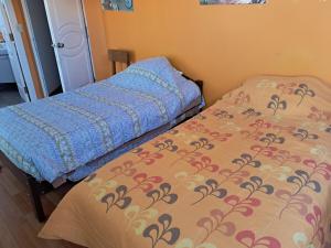 ein Bett mit einer Bettdecke darüber in der Unterkunft san andres, titikaka in Puno