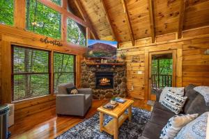 Posezení v ubytování Honey Bear Getaway - Hot Tub Jacuzzi Sleeps 6