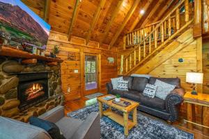 Posezení v ubytování Honey Bear Getaway - Hot Tub Jacuzzi Sleeps 6