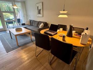 un salon avec une table avec un ordinateur portable dessus dans l'établissement 4 person holiday home in Nexø, à Strandby Gårde