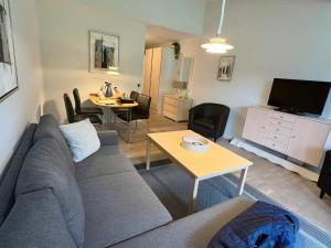 un salon avec un canapé et une table dans l'établissement 4 person holiday home in Nexø, à Strandby Gårde