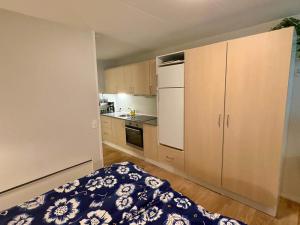 - une petite cuisine avec un lit dans une chambre dans l'établissement 4 person holiday home in Nexø, à Strandby Gårde 4 autres photos