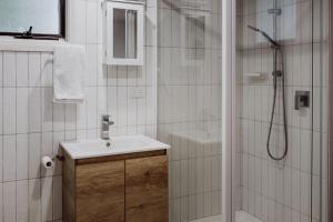une salle de bain blanche avec lavabo et douche dans l'établissement Cottage on Groom - St Marys Charm and Convenience!, à Saint Marys 19 autres photos