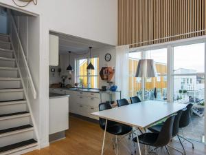 Køkken eller tekøkken på Holiday home on a holiday park in Ebeltoft + 107 billeder