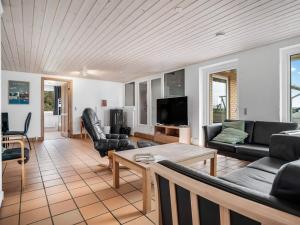 Μια τηλεόραση ή/και κέντρο ψυχαγωγίας στο 4 star holiday home in Harboøre