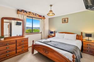 une chambre avec un lit et une grande fenêtre dans l'établissement The Lookout with City water and Mountain views, à Bellerive