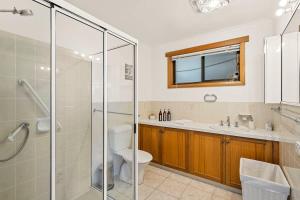 une salle de bains avec douche, toilettes et lavabo dans l'établissement The Lookout with City water and Mountain views, à Bellerive 15 autres photos