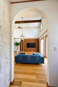 a bedroom with a large blue bed in a room at wanpaku99一軒家貸切 in Chosei