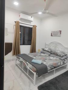 a bedroom with a bed in a room at Akiera Homestay #MELAYU ONLY in Pelabohan Klang