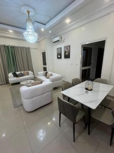 a living room with a white couch and a table at Appartement au centre-ville in Brazzaville