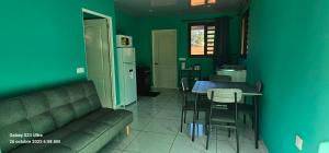 Χώρος καθιστικού στο Hiniavai Lodge