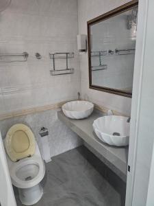 een badkamer met een toilet, een wastafel en een spiegel bij Barn sabai pool villa in Ban Wang Phong