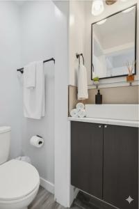 Koupelna v ubytování The Sunset Getaway, Modern 3BR w Deck Minutes from I-65, Fenced Yard