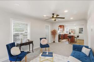 Posezení v ubytování The Sunset Getaway, Modern 3BR w Deck Minutes from I-65, Fenced Yard + 2 fotografie