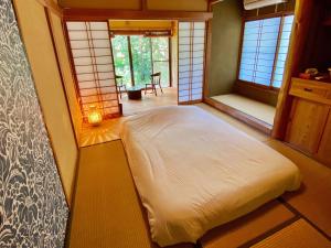 Ένα ή περισσότερα κρεβάτια σε δωμάτιο στο SUNAORetreat奥白浜