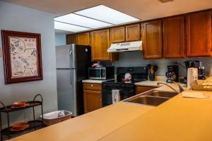 Η κουζίνα ή μικρή κουζίνα στο Beachview 105 Condominium Condo