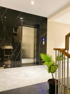 Ένα μπάνιο στο The Sapphire Hotel