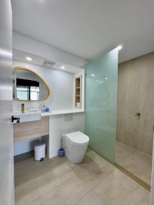 ein Badezimmer mit Toilette, Waschbecken und Dusche in der Unterkunft Great Keppel Island Hideaway in Great Keppel