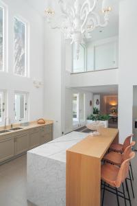 Kuchyň nebo kuchyňský kout v ubytování Villa Ora di Oro - by Mi Cuna Stays Collection