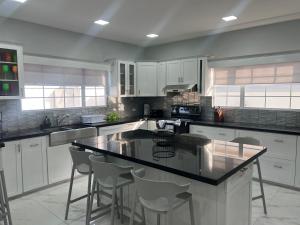 Kuchyň nebo kuchyňský kout v ubytování Happy Dolphin Villa