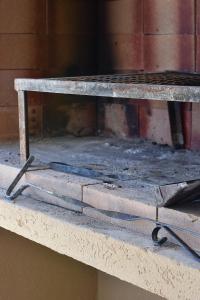 Gril dostupný pro hosty v luxury tent