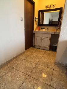 a bathroom with a sink and a mirror at Habitación Roble, cómoda y espaciosa in Saltillo